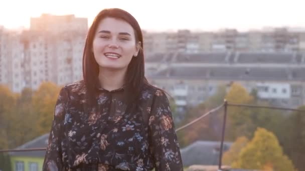 Retrato Uma Mulher Cabelos Pretos Feliz Divertindo Dia Quente Verão — Vídeo de Stock