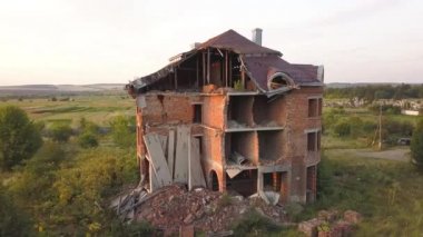 Depremden sonra harap olmuş eski bir binanın havadan görüntüsü. Çökmüş bir tuğla ev.
