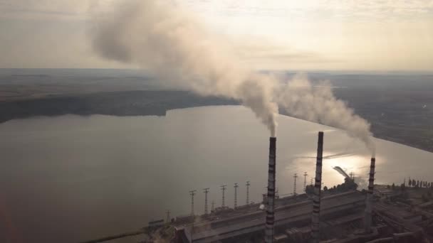 Αεροφωτογραφία Των Σωλήνων Υψηλής Καμινάδας Γκρίζο Καπνό Από Εργοστάσιο Παραγωγής — Αρχείο Βίντεο