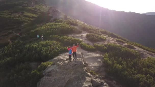 Vista Aérea Hombre Excursionista Hijo Escalando Juntos Una Gran Roca — Vídeo de stock