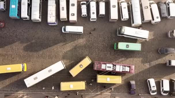Letecké Záběry Mnoha Aut Autobusů Pohybujících Rušné Městské Ulici — Stock video