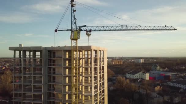 도시에서 건축중인 미완성의 아파트 건물의 콘크리트 구조물을 공중에서 내려다본 — 비디오