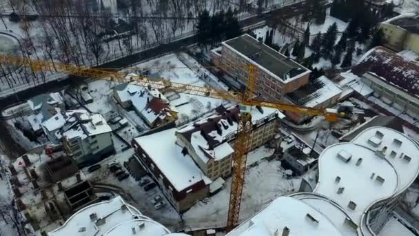 Flygfoto Högmodernt Bostadshus Och Tornkran Uppbyggnad — Stockvideo