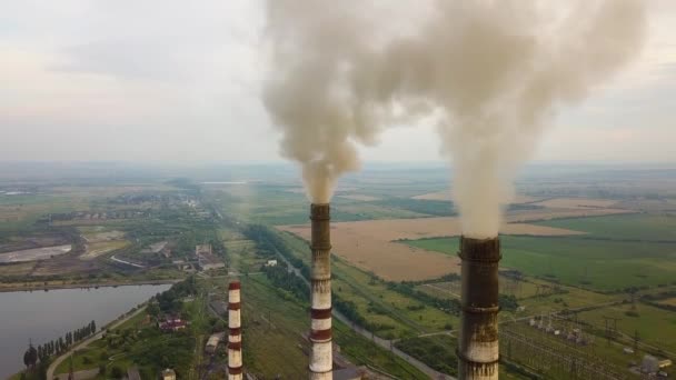 Légi Felvétel Magas Kéménycsövekről Szürke Füsttel Szénerőműből Villamosenergia Termelés Fosszilis — Stock videók