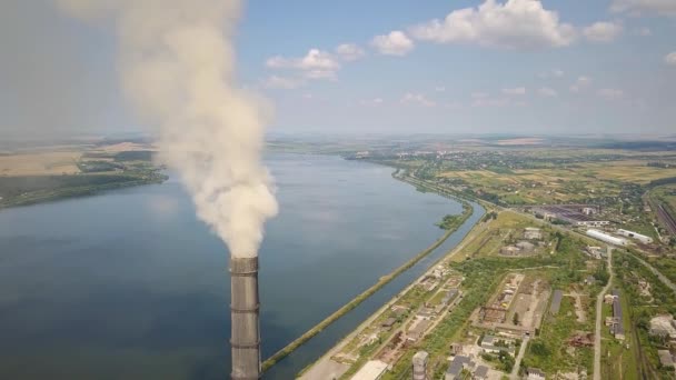 Légi Felvétel Magas Kéménycsövekről Szürke Füsttel Szénerőműből Villamosenergia Termelés Fosszilis — Stock videók