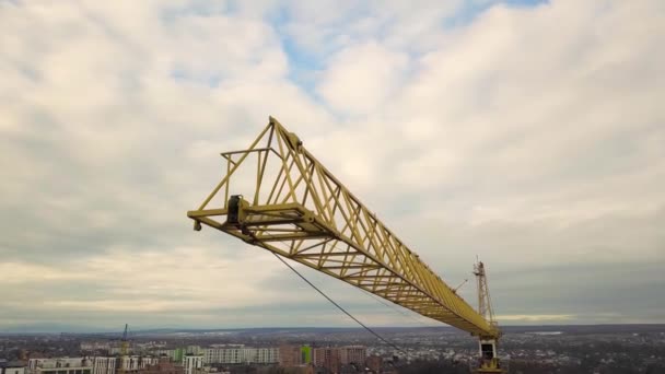 Filmagem Aérea Guindaste Torre Canteiro Obras Novo Prédio Escritórios — Vídeo de Stock