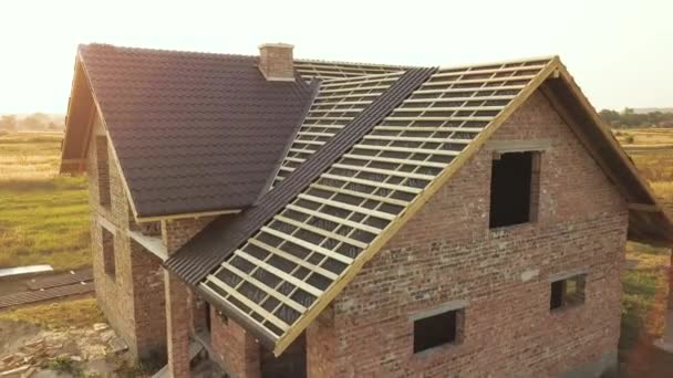 Aerial view of unfinished brick house with wooden roof structure under construction. — Stock Footage Aerial View Unfinished Brick House Wooden Roof Structure Construction Video Clip