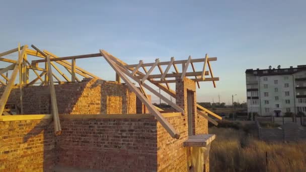 Vista Aérea Casa Ladrillo Sin Terminar Con Estructura Techo Madera — Vídeos de Stock