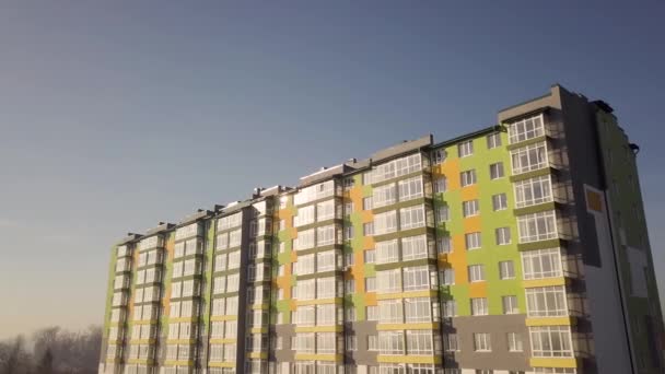 Luftaufnahmen Eines Hohen Wohnhauses Mit Vielen Fenstern Und Balkonen — Stockvideo