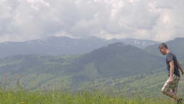若い夫婦と女性が夏の山の中で屋外を歩く — ストック動画