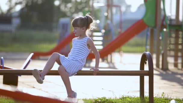 Linda Niña Esperando Madre Tendida Banco Patio Verano Jardín Infantes — Vídeo de stock