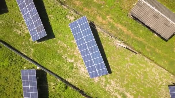 Vista Aérea Arriba Hacia Abajo Los Paneles Solares Zona Rural — Vídeos de Stock