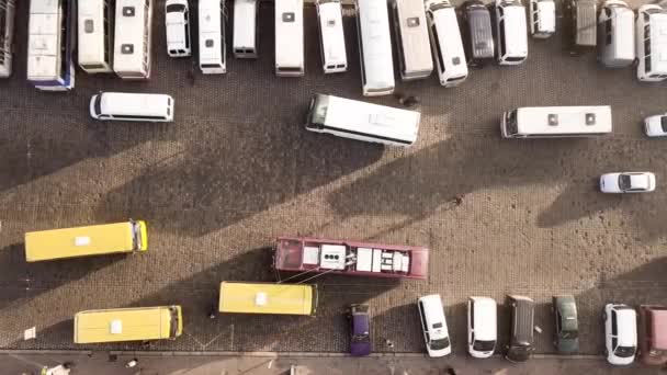 Съемка Воздуха Многих Автомобилей Автобусов Движущихся Оживленной Городской Улице — стоковое видео