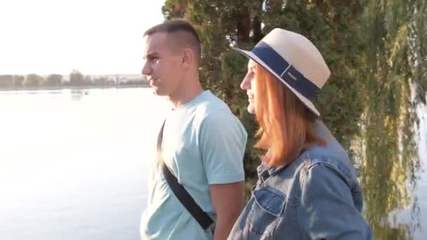 Feliz Pareja Adolescentes Caminando Parque Otoño Orilla Del Lago Charlando — Vídeo de stock