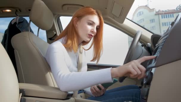 Irritado Descontente Irritado Agressivo Mulher Dirigindo Carro Gritando Com Alguém — Vídeo de Stock