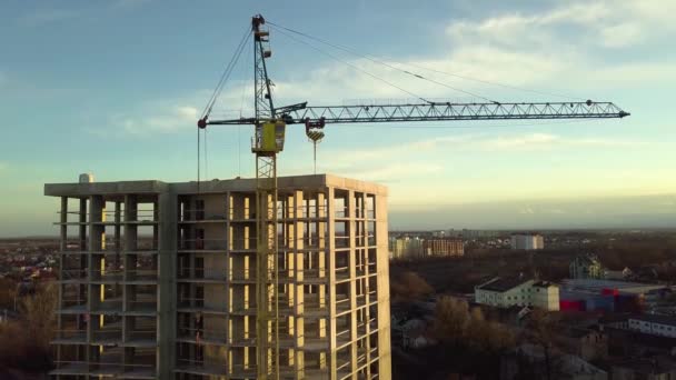 Luchtfoto Van Betonnen Frame Van Hoog Onafgewerkt Appartementengebouw Aanbouw Een — Stockvideo