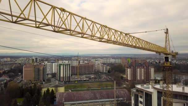 新办公楼建筑工地塔式起重机的空中摄像 — 图库视频影像