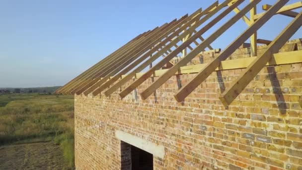 Letecký Pohled Nedokončený Cihlový Dům Dřevěnou Střešní Konstrukcí Výstavbě — Stock video