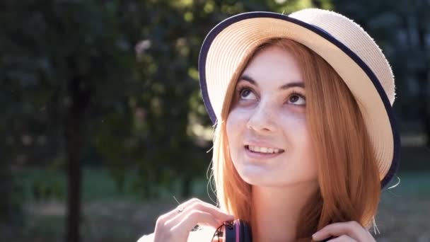 Retrato Adolescente Muito Positiva Com Cabelo Vermelho Usando Chapéu Palha — Vídeo de Stock