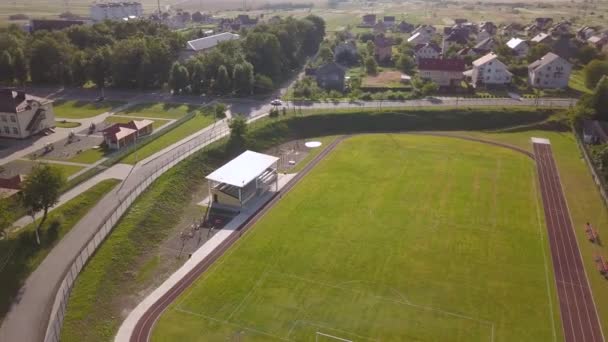 Kırsal Bölgedeki Yeşil Çimlerle Kaplı Bir Stadyumdaki Futbol Sahasının Havadan — Stok video