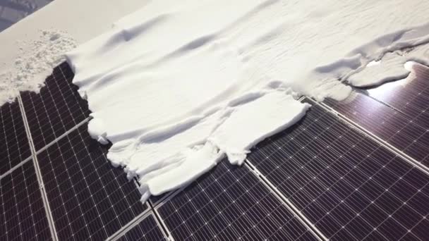 Closeup Επιφάνεια Μια Στέγη Σπιτιού Που Καλύπτεται Ηλιακούς Συλλέκτες Χειμώνα — Αρχείο Βίντεο