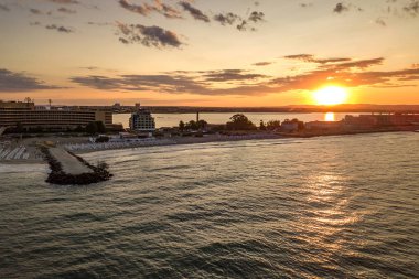 Karadeniz kıyısındaki Pomorie şehrinin hava manzarası. 