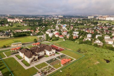 Konut ve kırsal alandaki yeni prescool binasının havadan görünüşü.