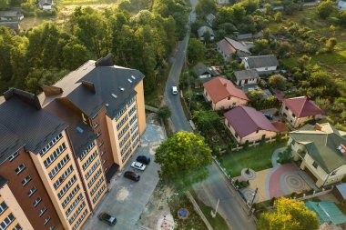 Yeşil konuttaki çok katlı apartmanların havadan görünüşü