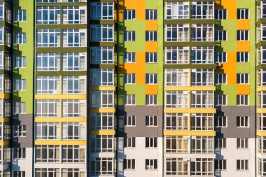 Yüksek bir apartman dairesinin havadan görünüşü.