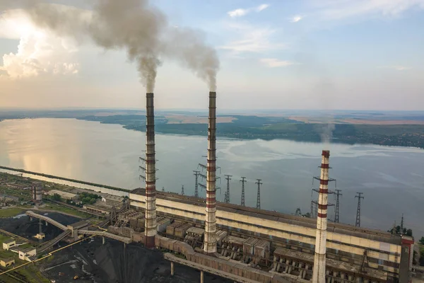 Вид з повітря на труби високого димоходу з сірого диму з вугільного пуу — стокове фото