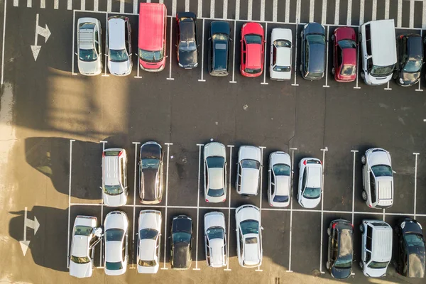 Vista dall'alto di molte auto parcheggiate su un parcheggio . — Foto Stock