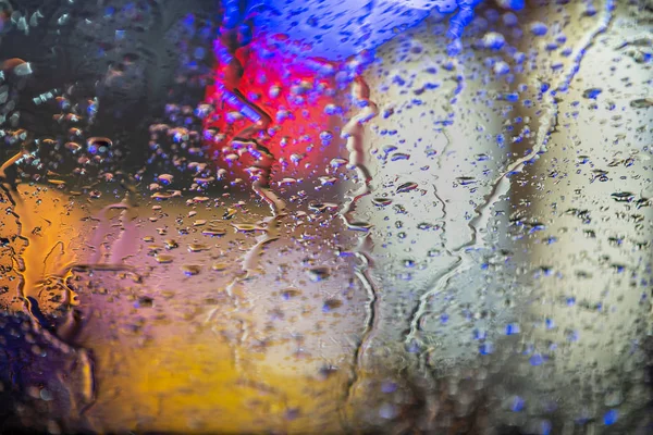 Abstrakte bunte Hintergrund der Glasoberfläche mit Wassertropfen ein — Stockfoto