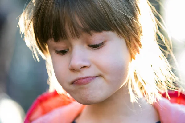 Portret van een mooi meisje buiten op een zonnige warme herfst — Stockfoto