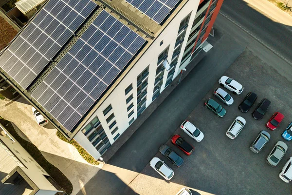 Vista aérea de paneles solares fotovoltaicos en una azotea de residen — Foto de Stock