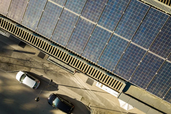 Vista aérea de paneles solares fotovoltaicos en una azotea de residen — Foto de Stock