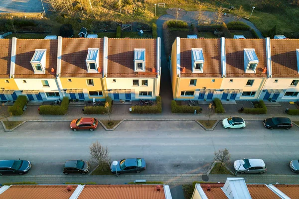 Vista aérea de casas residenciales con techos rojos y calles con ingenio — Foto de Stock