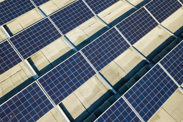 Vista aérea de muchos paneles solares fotovoltaicos montados de indust —  Fotos de Stock