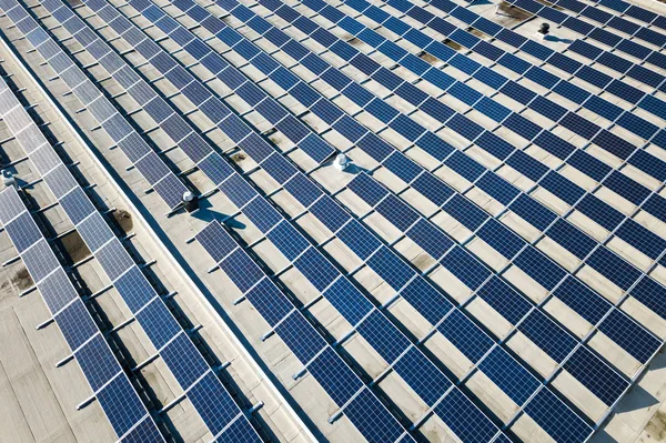 Аерофотозйомка багатьох фотоелектричних сонячних панелей, змонтованих з пилу — стокове фото