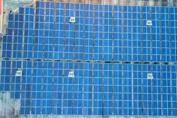 Аерофотозйомка багатьох фотоелектричних сонячних панелей, змонтованих з пилу — стокове фото