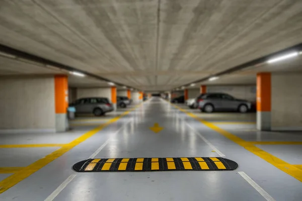 Contrassegni gialli con auto moderne sfocate parcheggiate all'interno chiuso un — Foto Stock