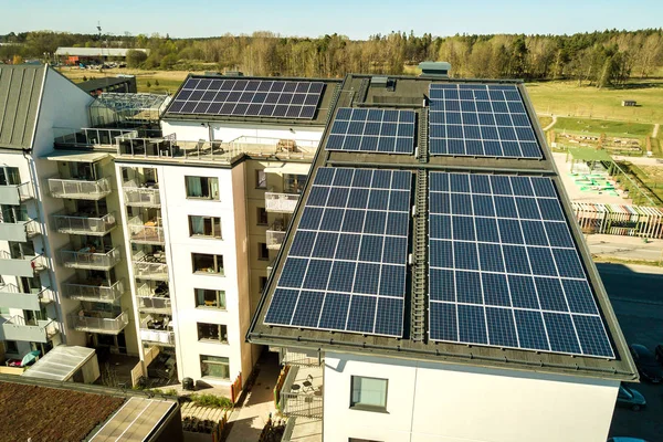 Luftaufnahme von Photovoltaik-Sonnenkollektoren auf dem Dach des Wohnhauses Stockbild