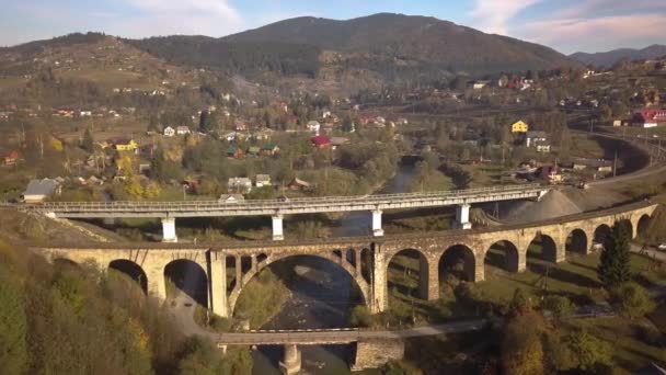 カルパチア山脈 ウクライナのヴォロフタの町で古い荒廃した列車の橋の空中ビュー — ストック動画