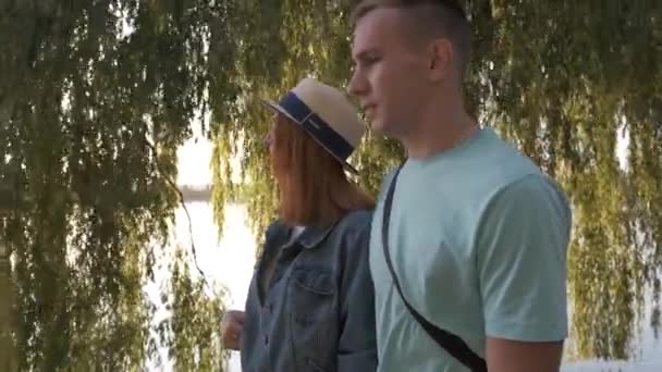 Joyeux Couple Adolescents Marchant Dans Parc Automne Sur Rive Lac — Video