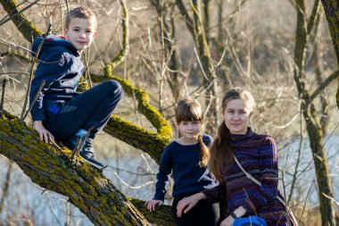 Genç anne ve oğlu ve kızı açık havada birlikte..