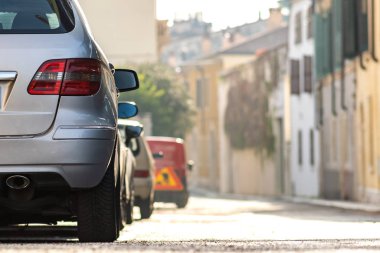 Şehir sokaklarına park edilmiş modern arabalar konut ayrımında.. 