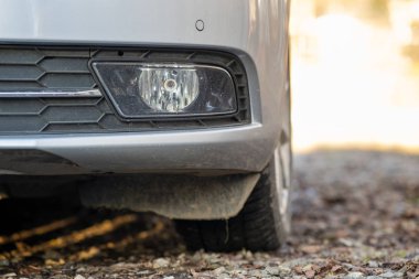 Parlak optikleri olan modern araba farlarını kapat..