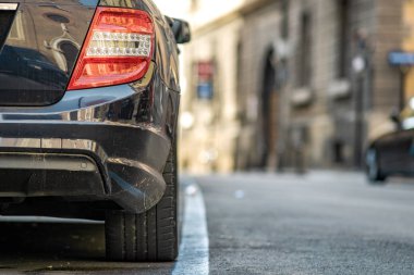 Şehir sokaklarına park edilmiş modern arabalar konut ayrımında.. 