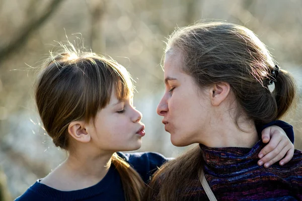 Genç anne ve kızı açık havada beraberler.. — Stok fotoğraf