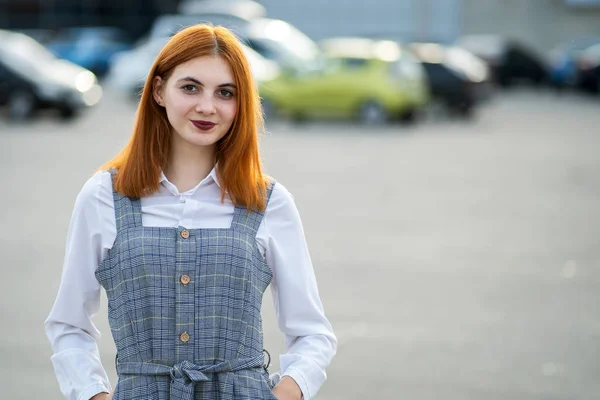 Retrato de uma adolescente sorridente com cabelo vermelho e olhos claros — Fotografia de Stock