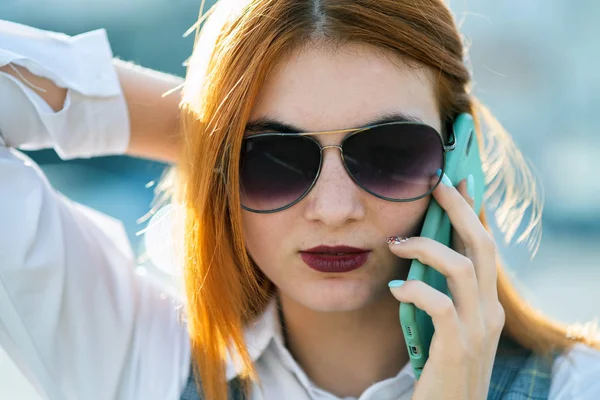 Zbliżenie portret modnej młodej rudej kobiety w sunglasse — Zdjęcie stockowe